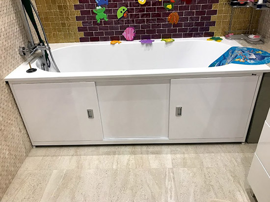 Экран для ванны с раздвижными дверками - фото