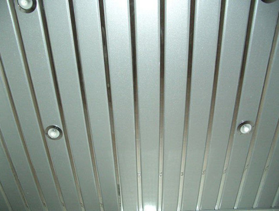 Комплект белых реечных потолков с вставками металлического цвета - фото